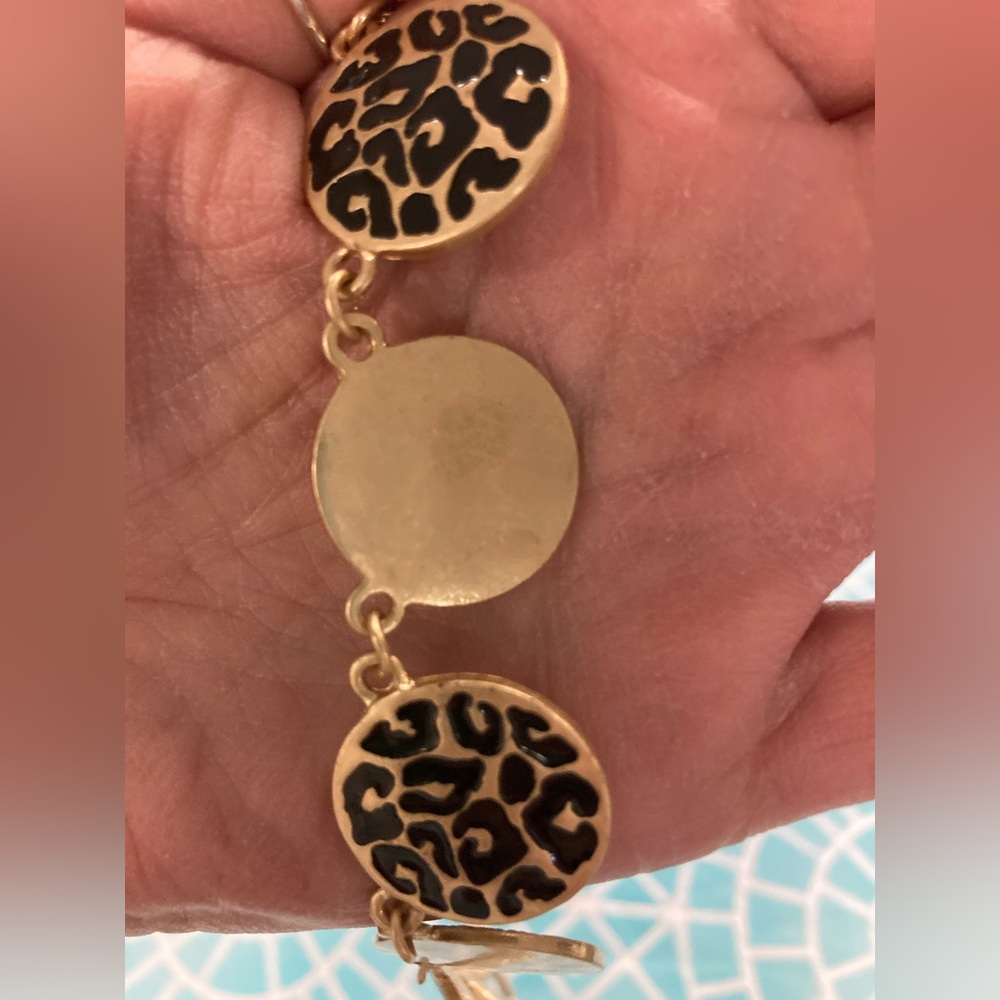 💛TODAY***$10***Belk double sided gold-tone necklace.